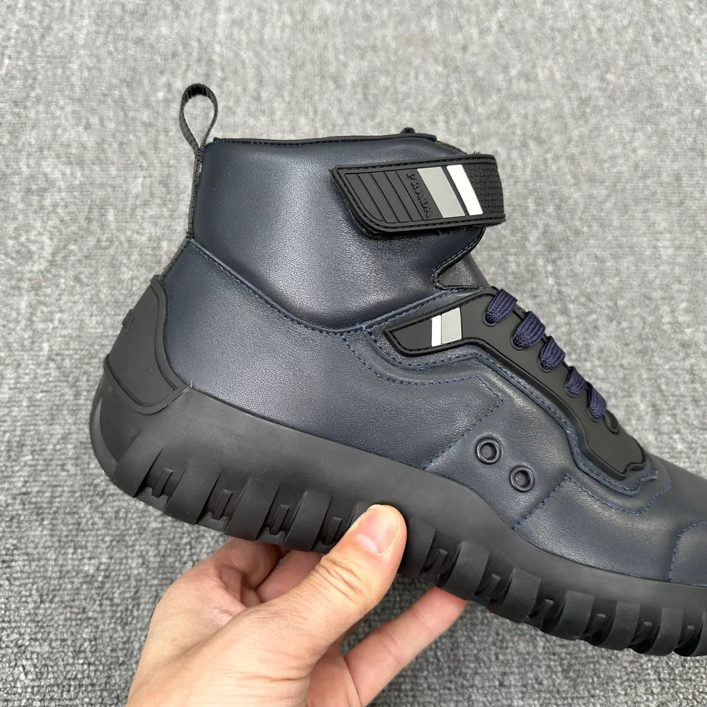 💰880 Prada/Prada’s new men’s spliced ​​casual sports boots! The shoe's exquisite stitching outlines a unique geometric texture, and contemporary lines and details reinterpret the classic sports style. The upper is made of ultra-official material, and the lining is full cowhide. It is lightweight, breathable, practical and versatile. The tongue is decorated with the Prada Milano logo, and the logo print is embellished with the laces. It is paired with a 2.5cm two-color rubber sole to create a comfortable wearing experience. Comes with full set of original packaging dust bag! Size: 39-40-41-42-43-44 (45 customized) standard leather shoe size Item number: 41274651